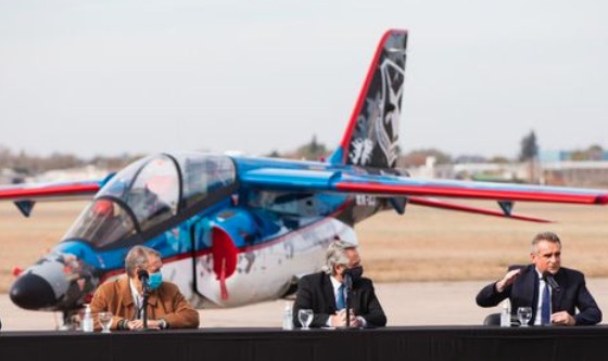 Fernández visitó la sede de la Fábrica Argentina de Aviones (FAdeA)