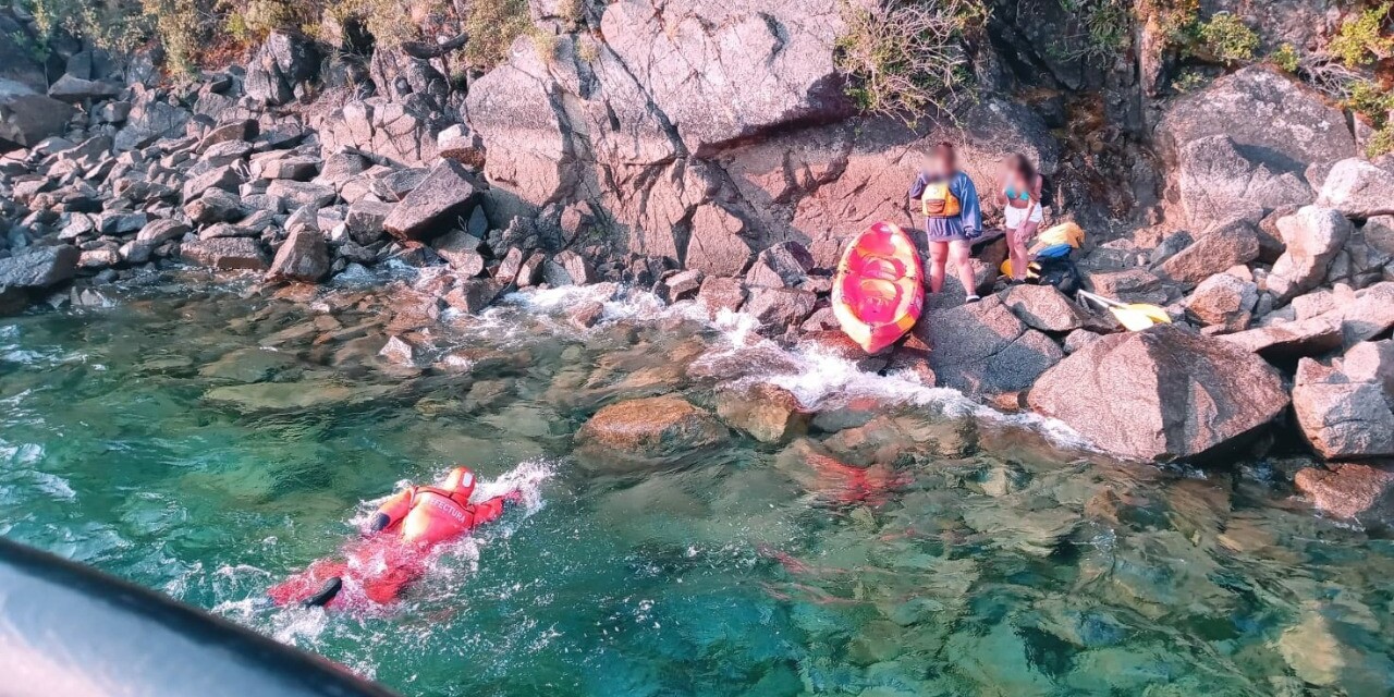 Prefectura asistió a dos kayakistas