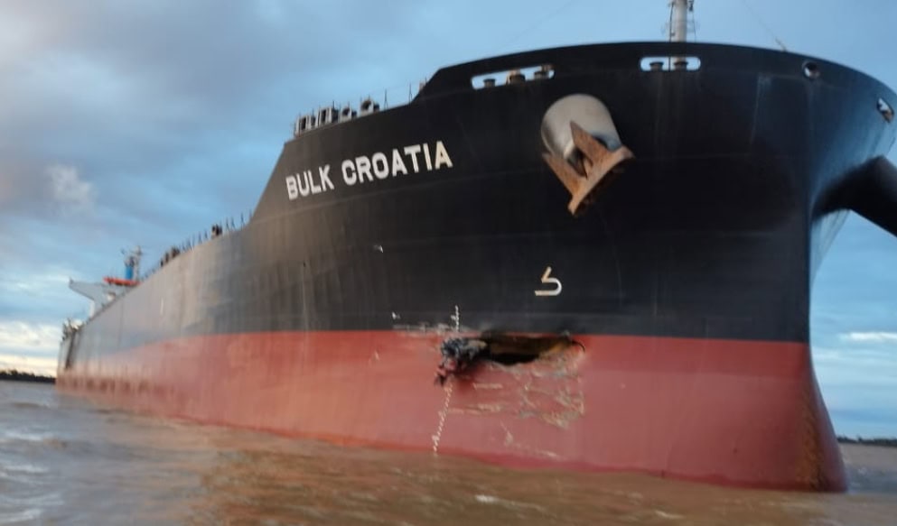 Colisión entre el granelero Mv Bulk Croatia y un convoy de barcazas en el KM 343 del Puerto San Nicolás