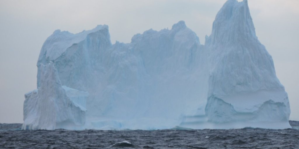 Prefectura monitorea el recorrido de un iceberg que flota cerca de Ushuaia