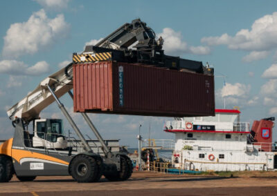 El puerto de Posadas exporta una nueva carga de madera y pasta celulosa a Europa y el norte de Asia