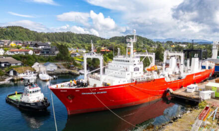 Prefectura supervisa los trabajos de modernización de un buque que permitirá reducir las emisiones de carbono. 