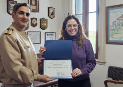 Jimena López recibe reconocimiento en la Prefectura Naval Argentina en Quequén
