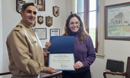 Jimena López recibe reconocimiento en la Prefectura Naval Argentina en Quequén