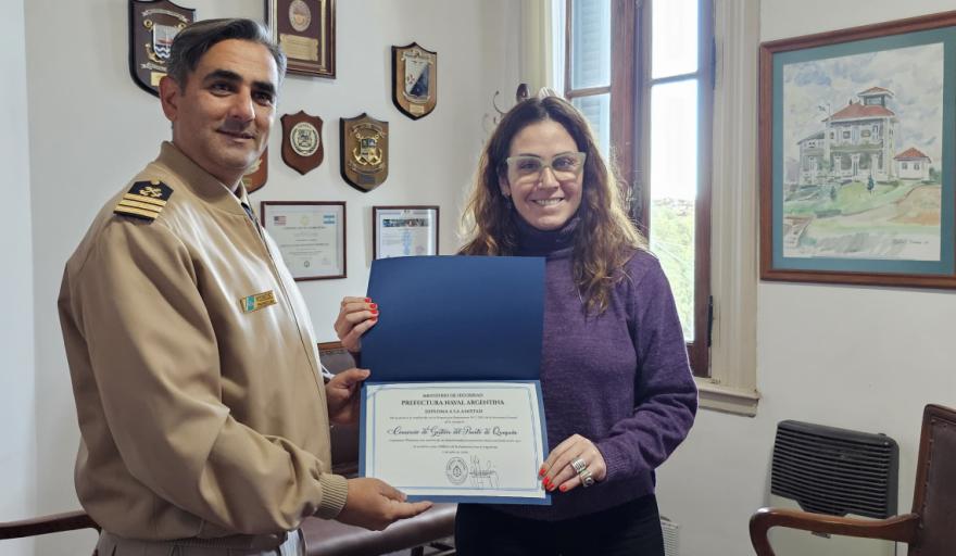 Jimena López recibe reconocimiento en la Prefectura Naval Argentina en Quequén