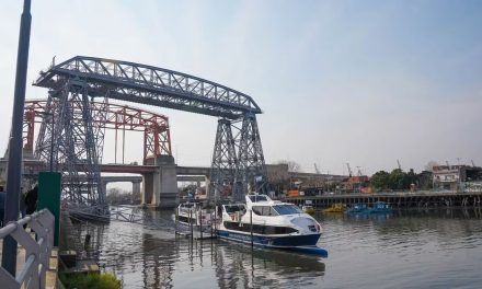 El Riachuelo Vuelve a Ser Navegable: Inauguran Paseo Turístico en Catamarán Tras Operativos de Saneamiento