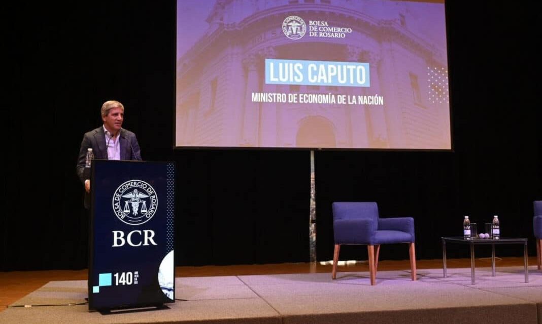 Caputo anuncia licitación internacional para la Hidrovía en la Bolsa de Rosario