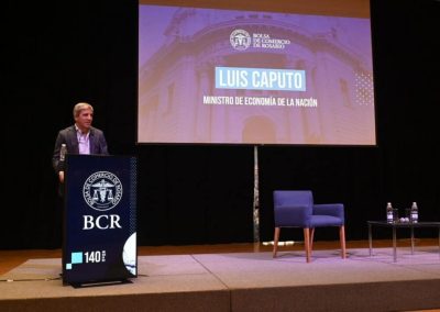 Caputo anuncia licitación internacional para la Hidrovía en la Bolsa de Rosario