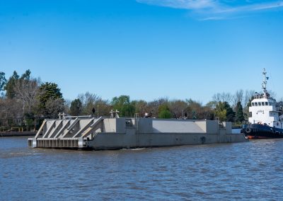 Nueva compuerta flotante para el Dique N° 2 del Arsenal Naval Puerto Belgrano se transporta por el Canal Magdalena