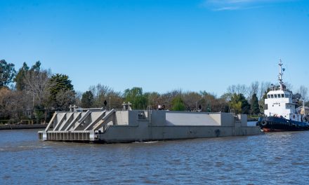 Nueva compuerta flotante para el Dique N° 2 del Arsenal Naval Puerto Belgrano se transporta por el Canal Magdalena