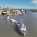 Arribo histórico de compuerta construida en ARS a Bahía Blanca a través del Canal Magdalena