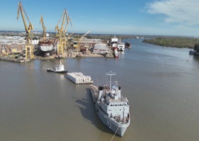 Arribo histórico de compuerta construida en ARS a Bahía Blanca a través del Canal Magdalena