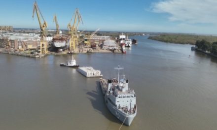 Arribo histórico de compuerta construida en ARS a Bahía Blanca a través del Canal Magdalena