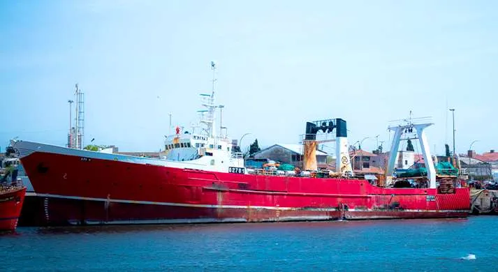 Puerto Quequén recibió al API V, buque pesquero monumental