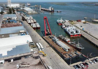 El puerto de Bahía Blanca amplía su capacidad operativa removiendo tres buques para desguace