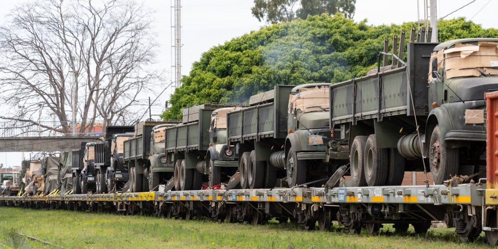 Trenes Argentinos Cargas potencia la logística de las Fuerzas Armadas con el traslado de vehículos militares a lo largo del país