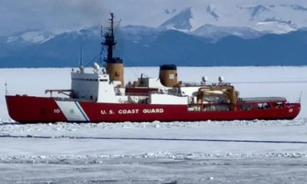 El rompehielos Polar Star zarpa hacia la Antártida en apoyo a la Operación Deep Freeze