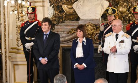 El Presidente Javier Milei encabezó la entrega de sables a oficiales superiores de fuerzas de seguridad