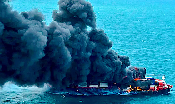 Portacontenedores ASL Bauhinia en llamas en el Mar Rojo: Tripulación rescatada y buque a la deriva