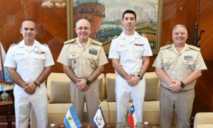 La Prefectura Naval Argentina recibe al nuevo oficial de enlace de DIRECTEMAR de Chile