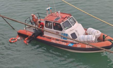 Prefectura rescató a un hombre que cayó al agua desde un buque pesquero