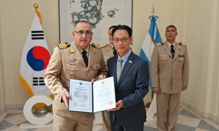 La Embajada de Corea reconoció a la Prefectura por su destacada labor en una aeroevacuación en alta mar